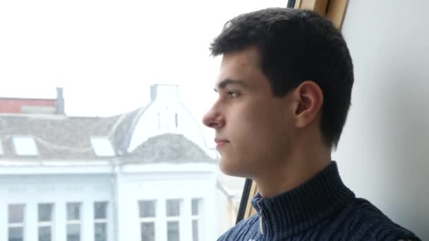 Μαθητής κοιτάζοντας μέσα στο παράθυρο - Πλάνα, βίντεο