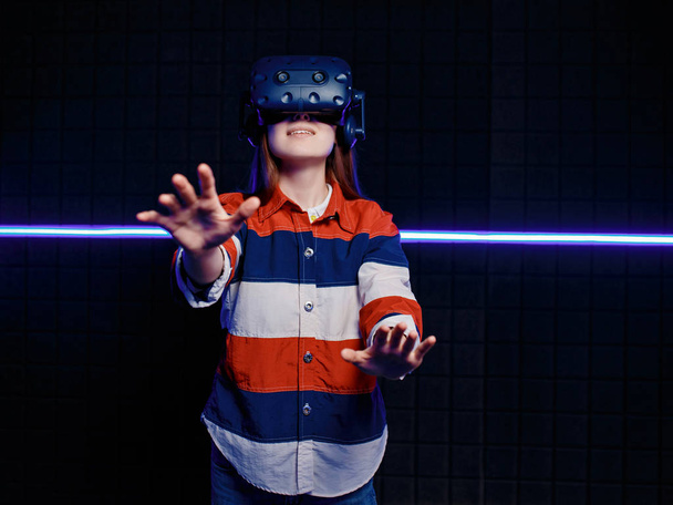 The girl is amazed at the game in virtual reality. - 写真・画像
