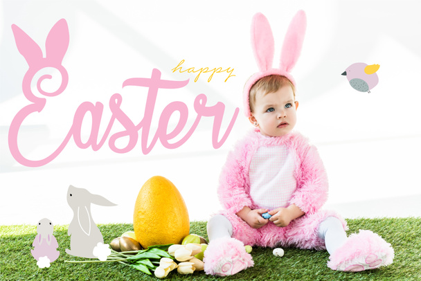lindo bebé en traje de conejo sentado cerca de coloridos huevos de pollo, tulipanes y huevo de avestruz amarillo con letras de Pascua feliz y conejos ilustración
 - Foto, Imagen