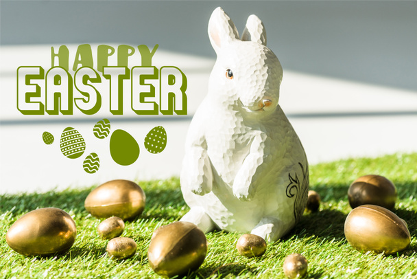 dekoracyjny królik na zielonej trawie w pobliżu Złotego kurczaka i Jaja przepiórcze z Happy Wielkanoc ilustracji - Zdjęcie, obraz