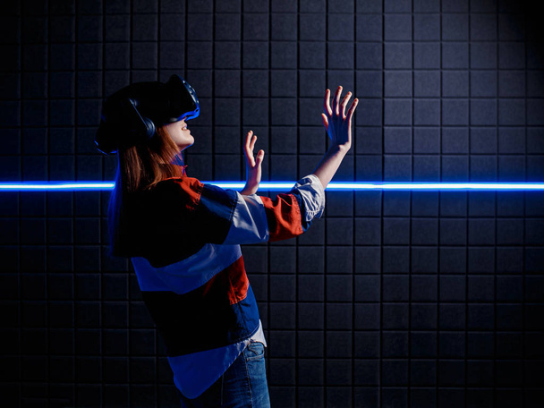 das Mädchen staunt über das Spiel in virtueller Realität. - Foto, Bild