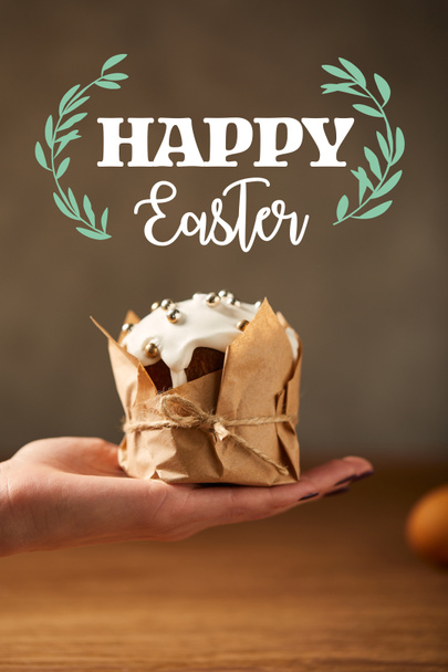 nyírt kilátás a nő, aki a hagyományos húsvéti sütemény kézműves papír, Boldog húsvéti betűkkel a fenti - Fotó, kép