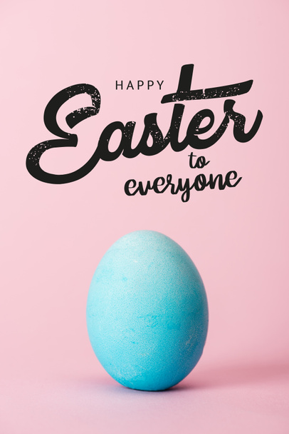 blue chicken egg on pink background with happy Easter to everyone lettering - Fotoğraf, Görsel