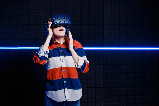 The girl is amazed at the game in virtual reality. - Фото, изображение