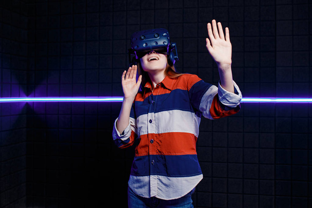 The girl is amazed at the game in virtual reality. - Fotó, kép