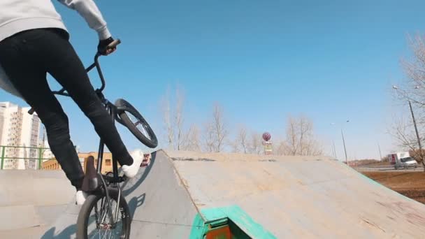 BMX jezdci cviči své dovednosti na skateparku - Záběry, video