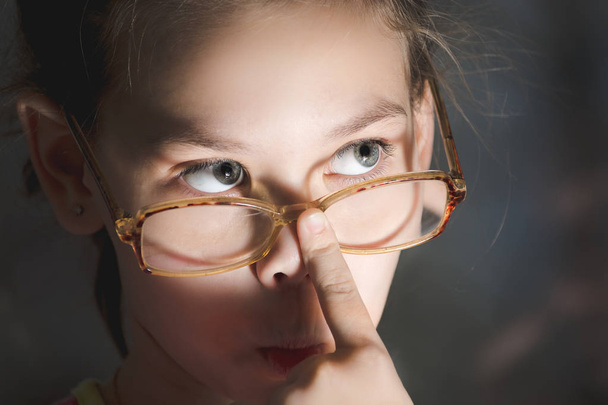 Красивые детские удары по очкам с носом на лице
 - Фото, изображение