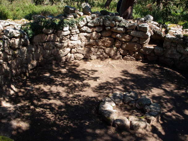 cercle mégalithique et grande cabane circulaire dans le site archéologique de Noddule - Nuoro Sardaigne, ITALIE
. - Photo, image