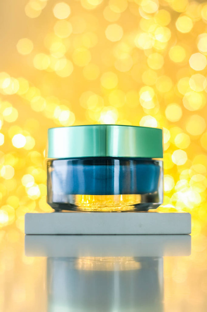Маска крема для лица красоты, роскошный увлажняющий косметический продукт - Фото, изображение