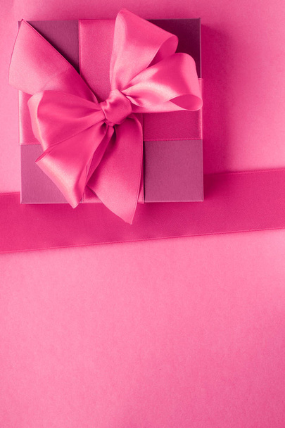Roze geschenkdozen, vrouwelijke stijl flatlay achtergrond - Foto, afbeelding