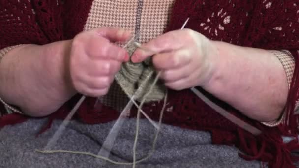 おばあちゃんの編み物クローズアップ - 映像、動画