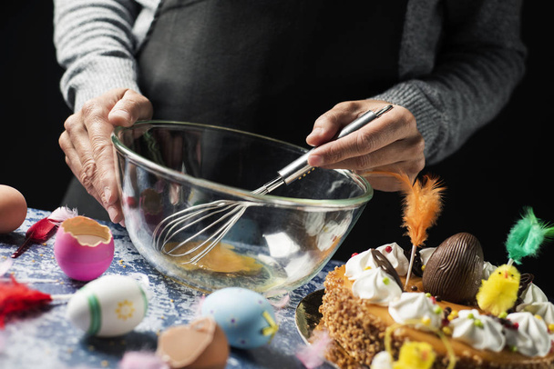 Příprava Mony de Pascua, španělský velikonoční dort - Fotografie, Obrázek