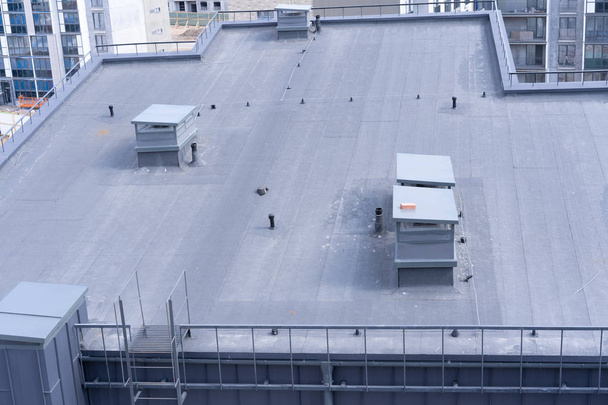 bir apartman binasının çatı yapısının üst görünümü - Fotoğraf, Görsel