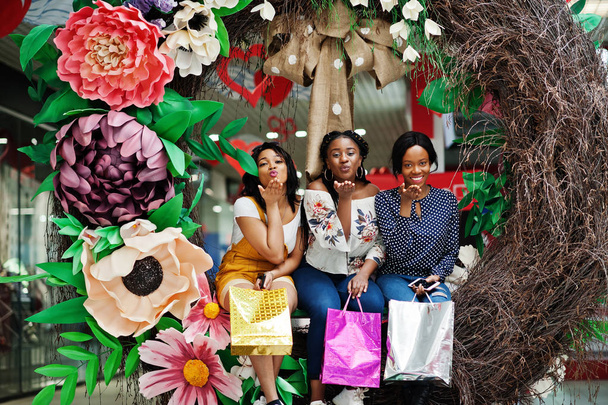 Beautiful three well-dressed afro american girls with colored sh - 写真・画像