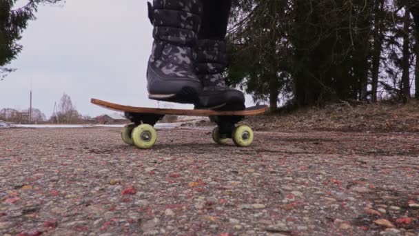 Malá holčička učení se na skateboard na dětské úrovni - Záběry, video