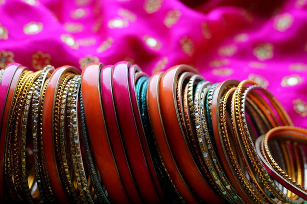 Індійські Браслети на красиву шаль. Індійська мода - Фото, зображення