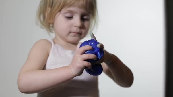 Kinder haben Spaß beim Schleimen. Kind spielt mit handgemachtem Spielzeugschleim. - Filmmaterial, Video