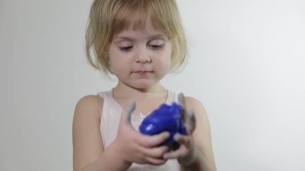 Kinder haben Spaß beim Schleimen. Kind spielt mit handgemachtem Spielzeugschleim. - Filmmaterial, Video