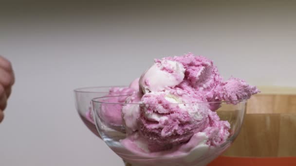 Σερβίρετε παγωτό με σέσουλα κοντινό - Πλάνα, βίντεο