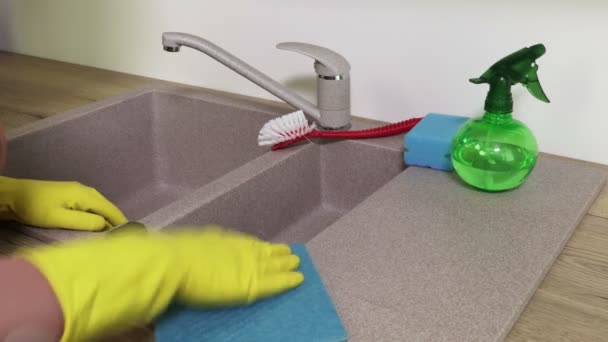 Kobieta Housekeeper sprzątanie zlewozmywak - Materiał filmowy, wideo