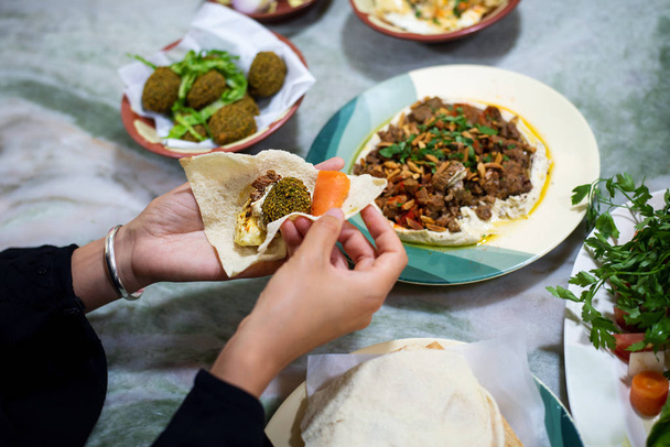 Femme ayant la nourriture arabe dans un restaurant
 - Photo, image