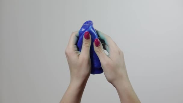 Mãos de mulher brincando com substância gooey lodo azul estranhamente satisfatória. Antistress
 - Filmagem, Vídeo