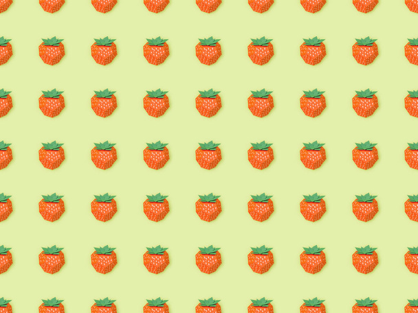 Κορυφαία όψη του μοτίβου με χειροποίητες φράουλες με χαρτί που απομονώνονται σε κίτρινο - Φωτογραφία, εικόνα