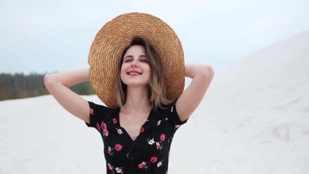  浜辺で帽子をかぶった若い女性夏の季節  - 映像、動画