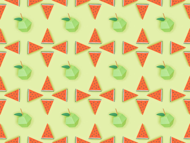 pohled shora na vzorek s ručně zhotovenou kartonovou jablek a plátky melounu, izolované na zelené - Fotografie, Obrázek