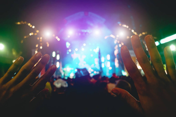 Fiatalok, akik jól érzik magukat a nyári koncerten - Crowd rock zenei fesztivál rendezvény - Zenei szórakoztatás, rajongói és ifjúsági életmód koncepció - Fotó, kép