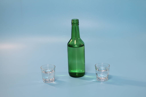 vasos de soju y soju claros
 - Foto, Imagen