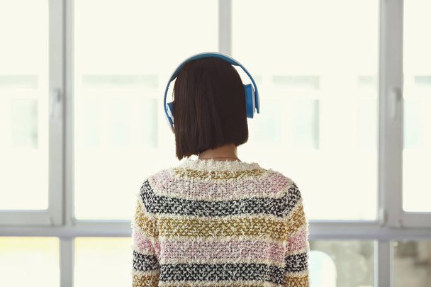 Jeune femme écoutant de la musique à la maison - Photo, image