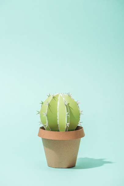 cactus de papel verde hecho a mano en maceta sobre turquesa con espacio para copiar
 - Foto, imagen