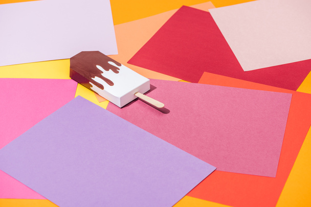 handmade origami ice cream on multicolored paper with copy space - Foto, Bild
