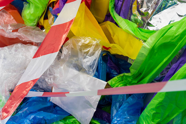 Kolorowe i toksyczne jasne pakiety wykonane z szkodliwych tworzyw sztucznych - Zdjęcie, obraz