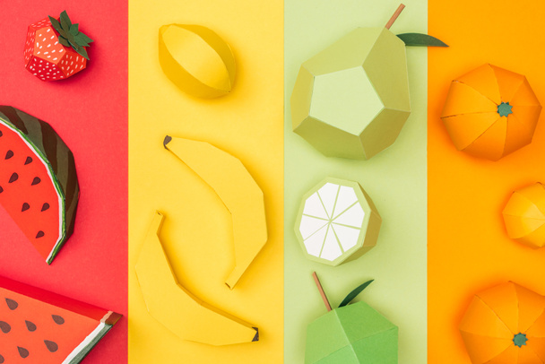 Draufsicht auf verschiedene Origami-Früchte auf bunten Papierstreifen - Foto, Bild