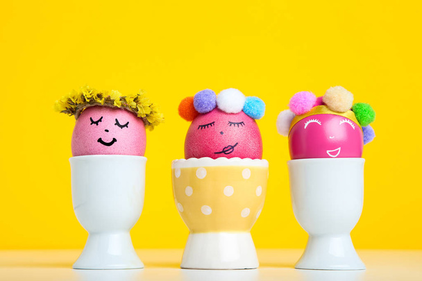 Cute easter eggs on yellow background - Foto, imagen