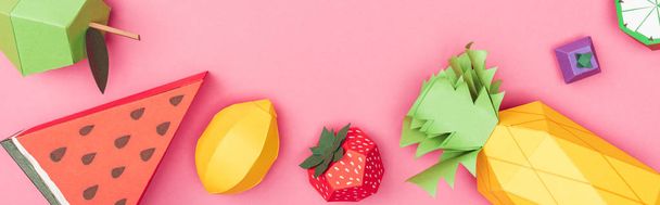 plano panorámico de frutas de papel hechas a mano multicolores aisladas en rosa
 - Foto, imagen