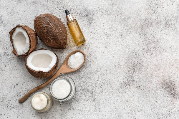 Composition with coconut oil on light background - Foto, afbeelding