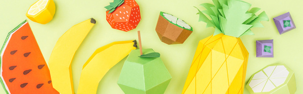 панорамный снимок цветных ручной работы бумажных фруктов, изолированных на зеленый
 - Фото, изображение