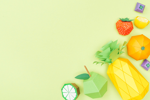 vista superior de frutas de origami coloridas hechas a mano aisladas en verde con espacio para copiar
 - Foto, Imagen