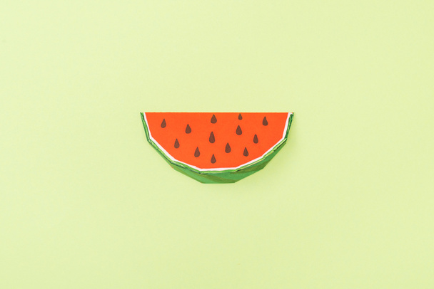 bovenaanzicht van handgeschept papier watermeloen geïsoleerd op groen - Foto, afbeelding
