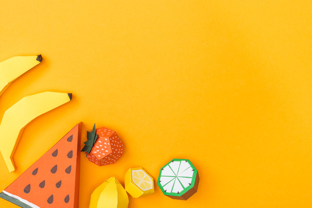 kopya alanı ile turuncu izole çeşitli el yapımı renkli origami meyve üst görünümü - Fotoğraf, Görsel