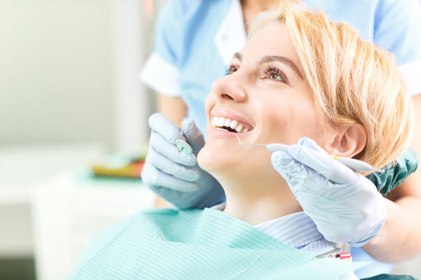 Dentist checks the teeth of a girl - Zdjęcie, obraz