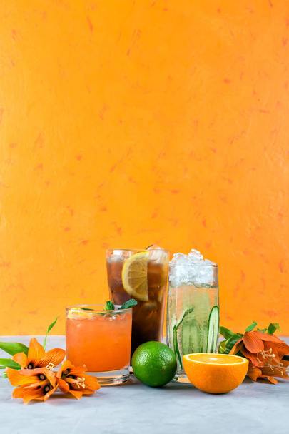 Різні літні алкогольні коктейлі, холодні напої, помаранчевий фон
 - Фото, зображення