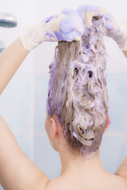 Mulher aplicando xampu toner em seu cabelo
 - Foto, Imagem