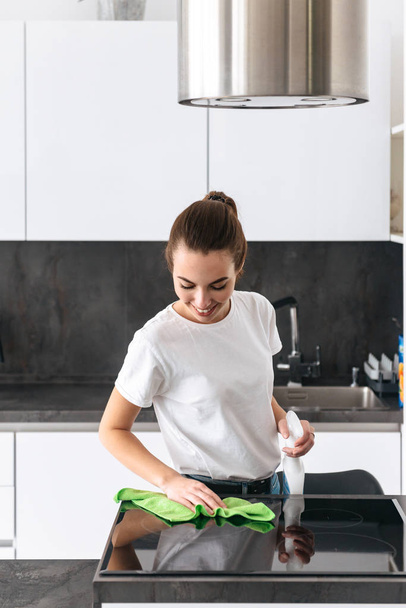 vonzó fiatal nő tisztítás konyha - Fotó, kép
