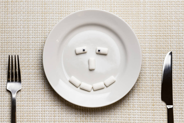Kauwgom vormige grappig gezicht. Mondhygiëne en Bescherm tanden FR - Foto, afbeelding