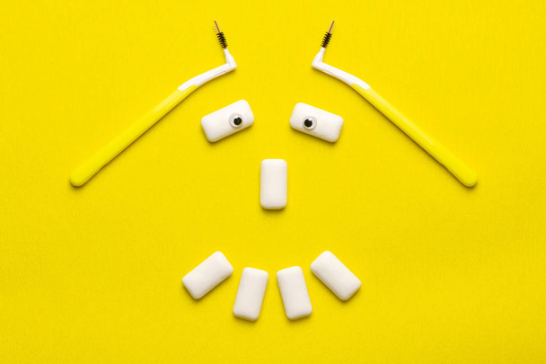 Diş telleri gülümseme yüz şeklinde sakız ile komik kavramı Temizleme - Fotoğraf, Görsel