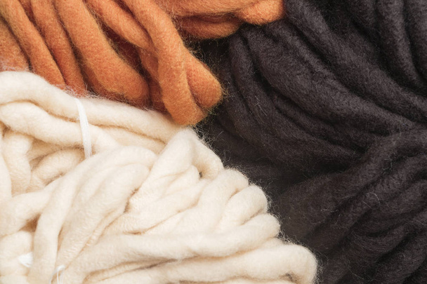 Primer plano de lanas gruesas de colores cafe, beige y mostaza para hacer manualidades a mano - Photo, Image